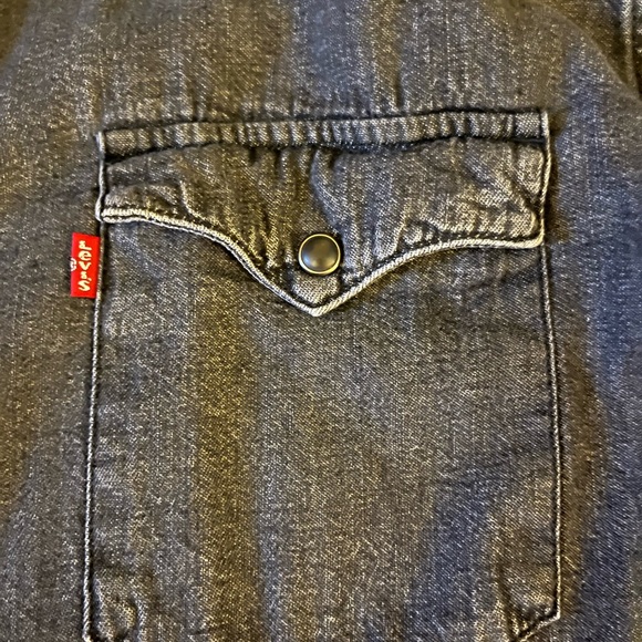 Levi's Men’s Charcoal Button-Up Shirt - Picture 3 of 7